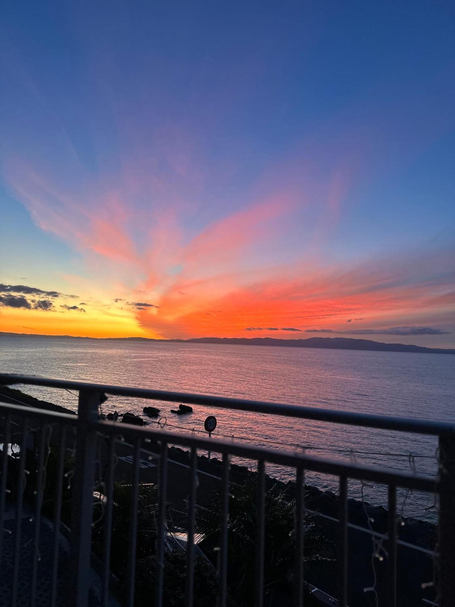 Te Mata Bay Seaviews Bed and Breakfast Tapu Esterno foto